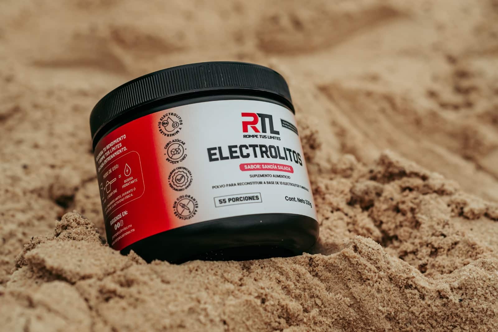 Envase de Electrolitos RTL sabor Sandía Salada, 330 g, 55 porciones, sobre arena